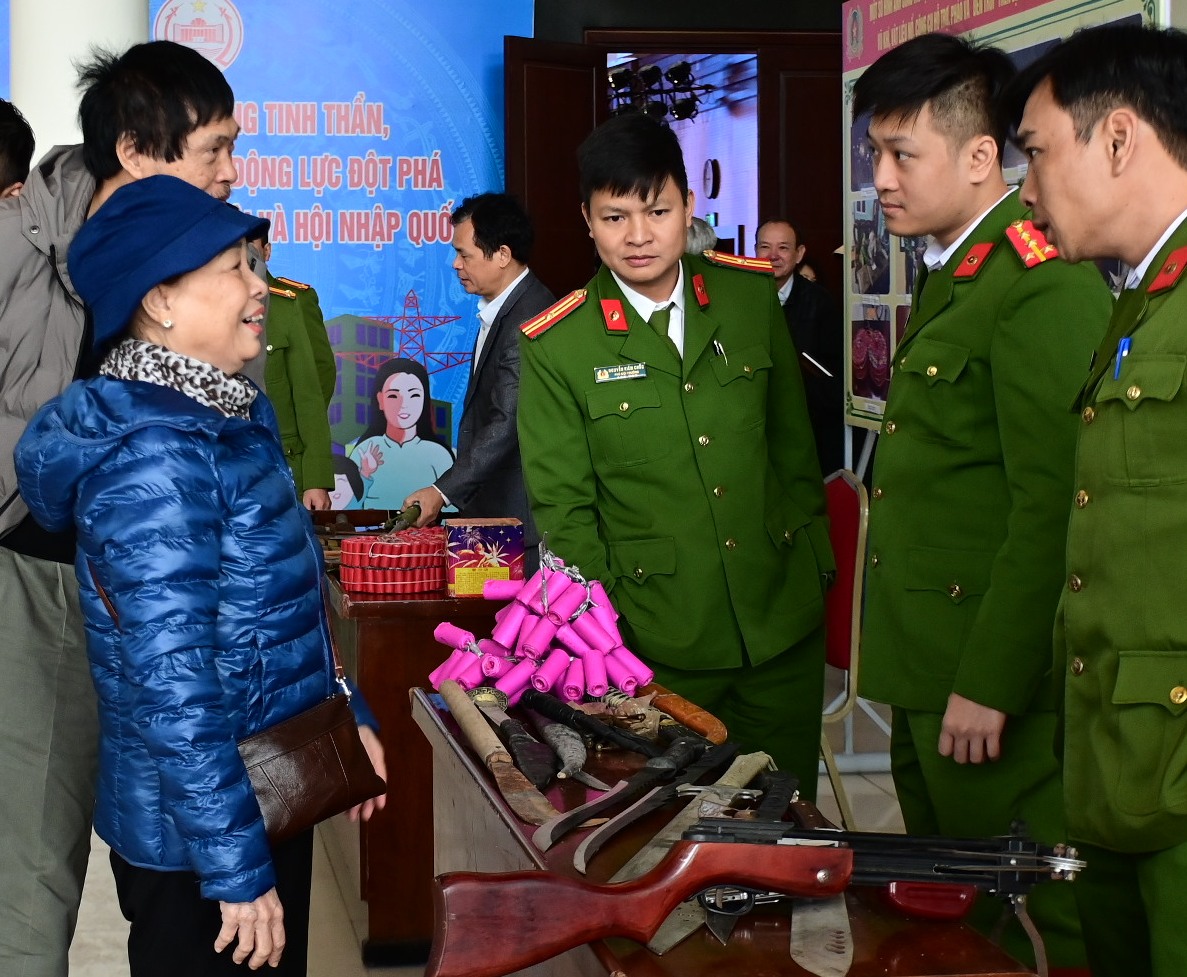 Quy định về số lượng, chủng loại vũ khí, công cụ hỗ trợ được phép mang vào, ra lãnh thổ Việt Nam